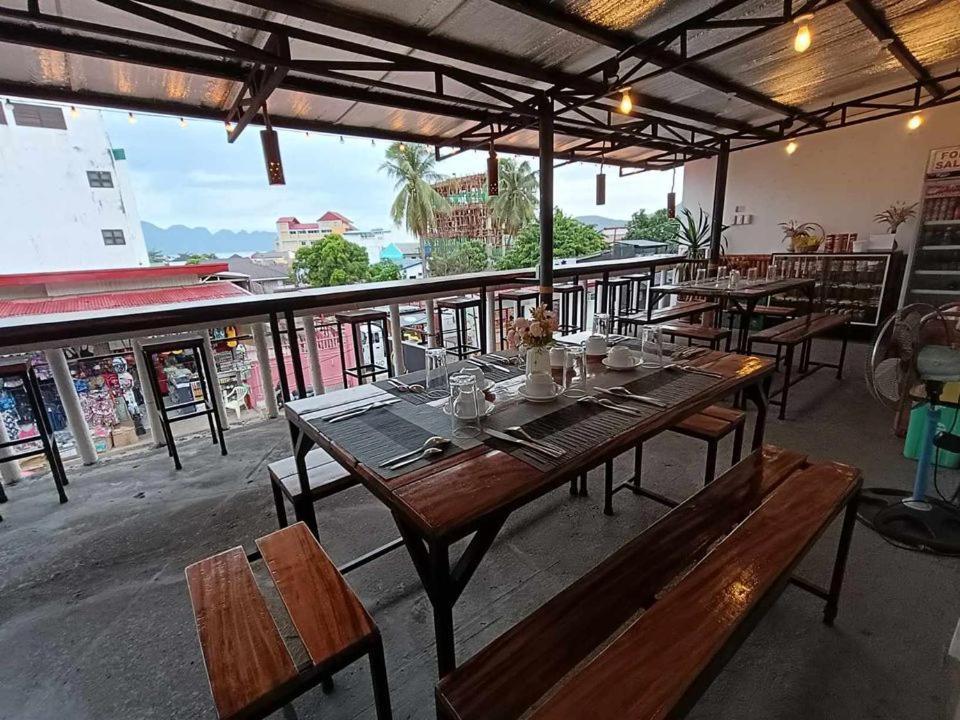 Myguide Travellers Inn Coron Exterior photo